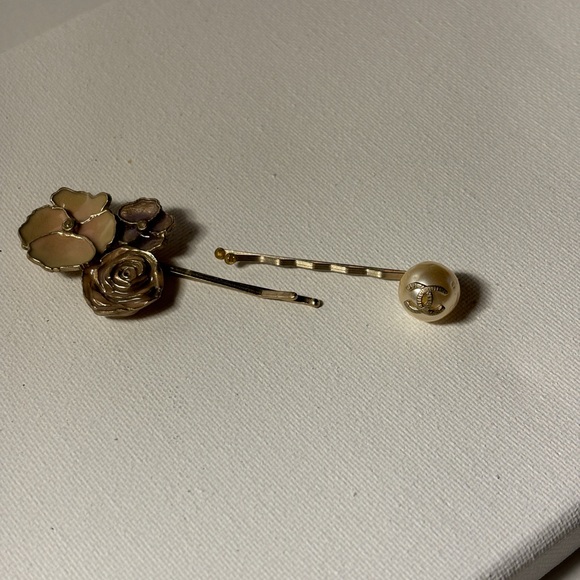 Chanel pair of bobby pins (camelias and pearl) - in original box - Picture 7 of 8